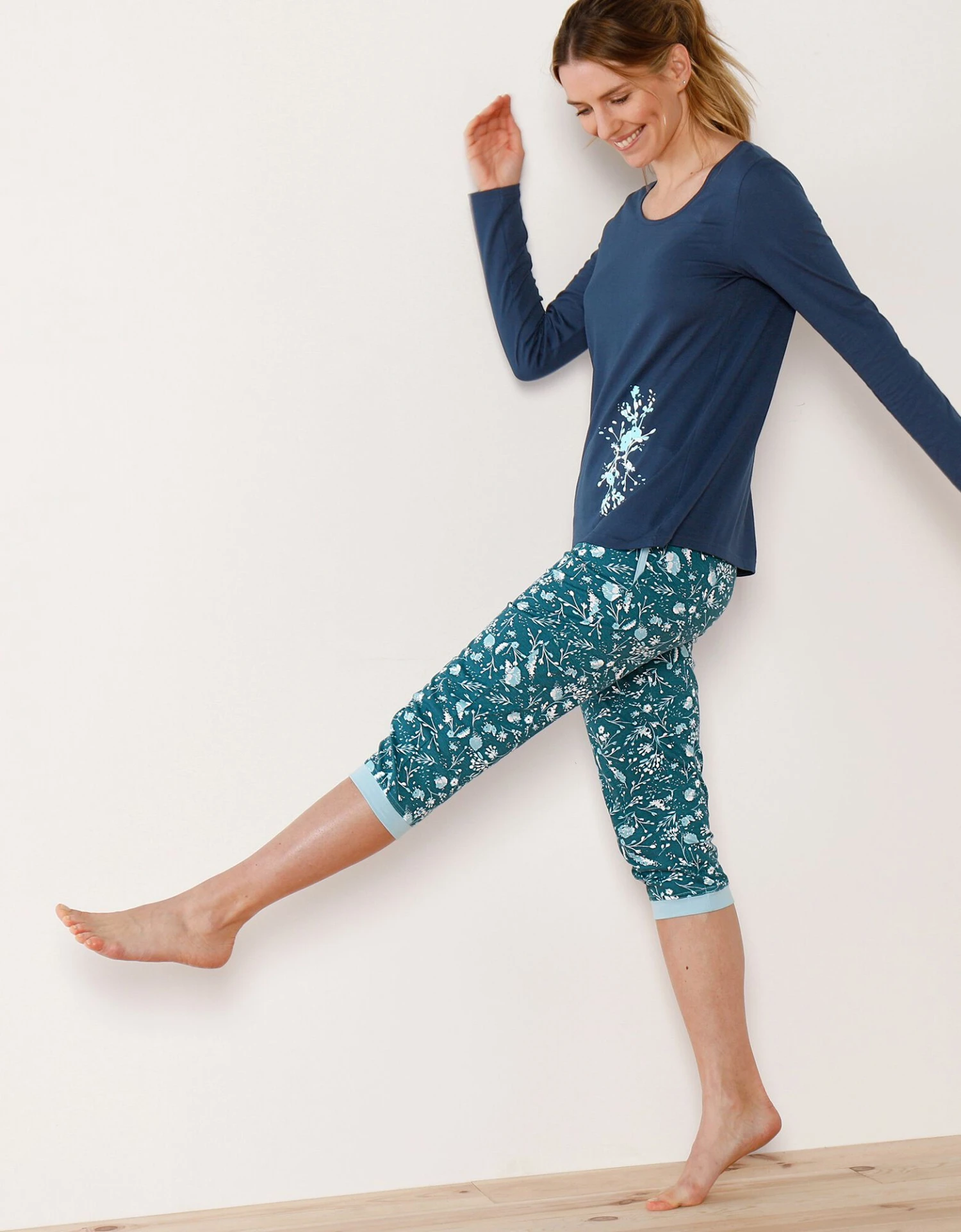 Pantacourt De Pyjama – Fleuri émeraude 6 Pantacourt De Pyjama – Fleuri émeraude – Image 4