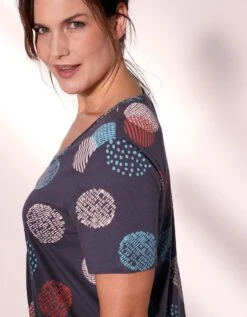 Chemise De Nuit Longue Imprimée Graphique 12 Chemise De Nuit Longue Imprimée Graphique -Célèbre Lingerie Magasin 703503 C01 zoomx vue4