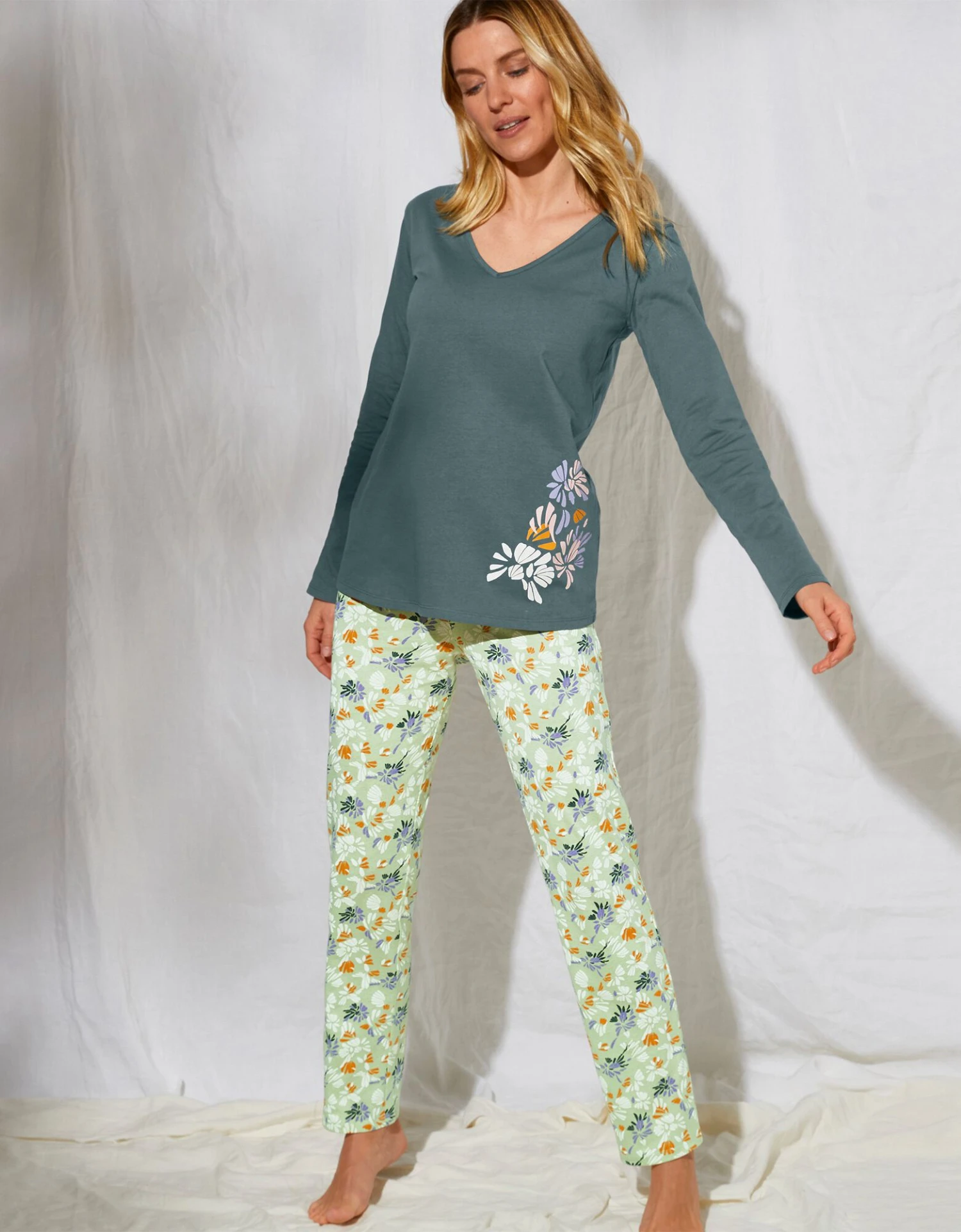 Tee-shirt Pyjama Manches Longues Imprimé Placé "pétales De Fleurs" 5 Tee-shirt Pyjama Manches Longues Imprimé Placé "pétales De Fleurs" – Image 3
