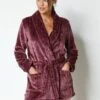 Peignoir Court En Polaire Peluche Texturé Avec Torsades 1 Peignoir Court En Polaire Peluche Texturé Avec Torsades -Célèbre Lingerie Magasin 704526 C01 zoomx