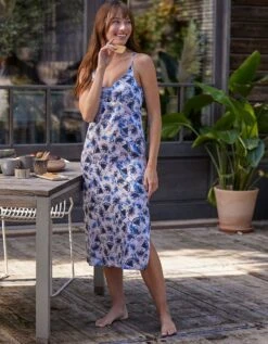 Nuisette Longue Satin Imprimé Bretelles Croisées Dos